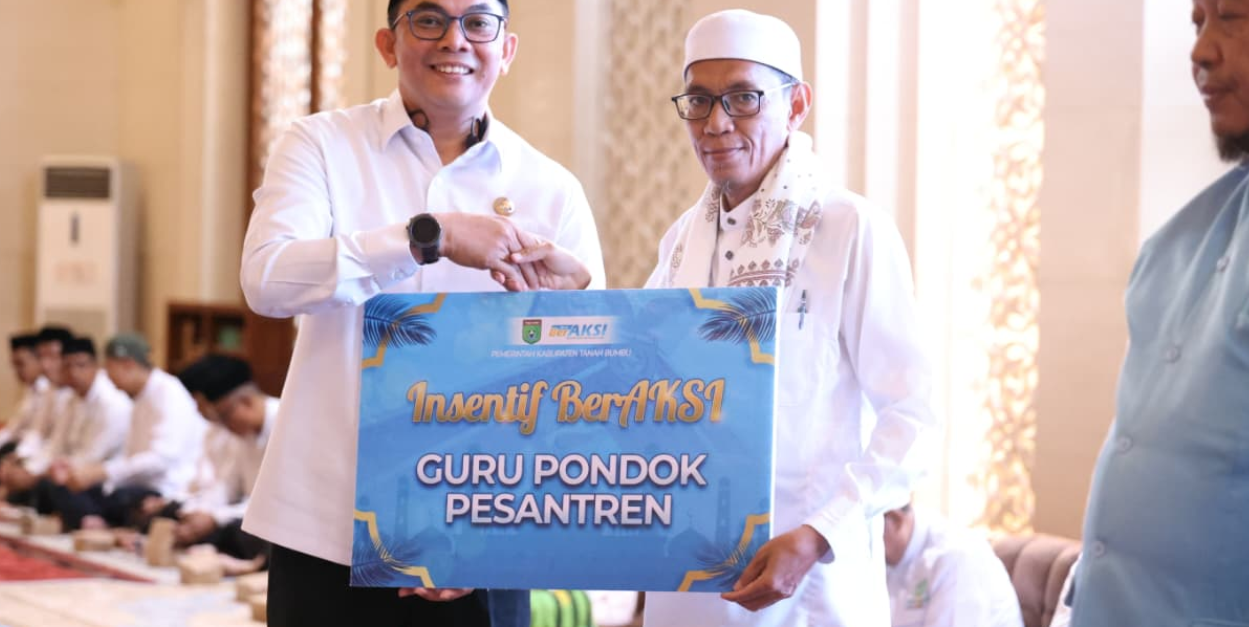 Bupati Tanah Bumbu Andi Rudi Latif Salurkan Insentif untuk Guru Pondok Pesantren, Wujud Apresiasi atas Peran Mendidik Akhlak Sejak Dini